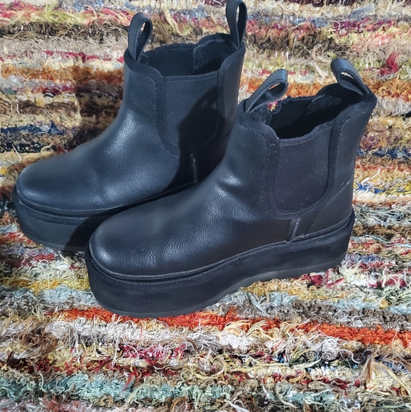UGG Neumel Platform Chelsea Boot - Picture 2 of 7